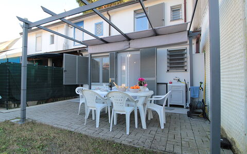 Villetta Elena, Ac, Wifi, Lido Degli Scacchi: Hjem, Skygge, Markise, Altan, Gård, Stol, Veranda, Udendørs Struktur, Dagslys, Dæk