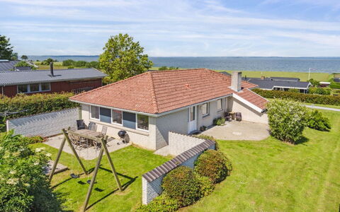Matthias - 300M from the Sea: Blå, Busk, Sommerhus, Bunddække, Have, Estate, Skygge, Landscaping, Stuehus, Eco Hotel
