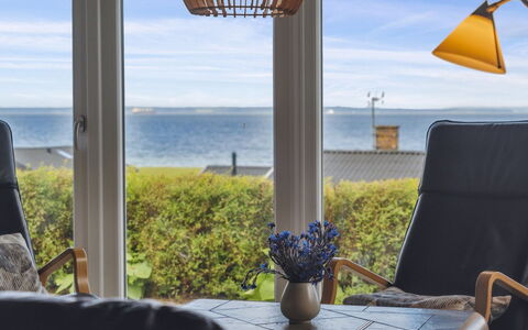 Matthias - 300M from the Sea: Blå, Busk, Sommerhus, Bunddække, Have, Estate, Skygge, Landscaping, Stuehus, Eco Hotel