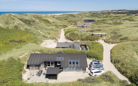 Erma - 125M from the Sea: Boligområde, Busk, Hus, Hjem, Have, Estate, Skygge, Landscaping, Lawn