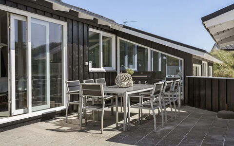 Erma - 125M from the Sea: Boligområde, Busk, Hus, Hjem, Have, Estate, Skygge, Landscaping, Lawn