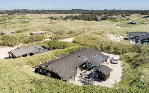 Erma - 125M from the Sea: Boligområde, Busk, Hus, Hjem, Have, Estate, Skygge, Landscaping, Lawn