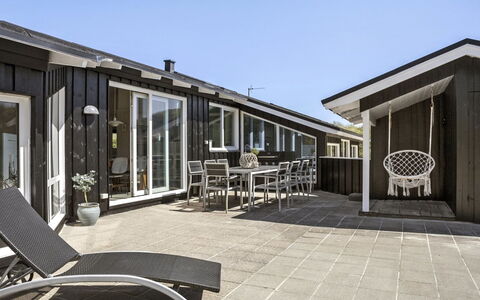 Erma - 125M from the Sea: Møbel, Indretning, Stol, Gulvbelægning, Bord, Udvej, Etage, Loft, Værelse, Eco Hotel