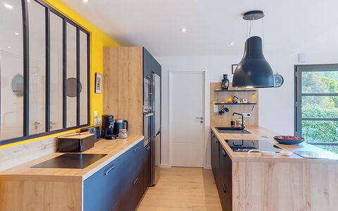 Ty'Vonne: Møbel, Køkken, Indretning, Countertop, Gulvbelægning, Cabinetry, Træ, Køkken Apparat, Lysarmatur, Etage
