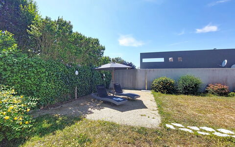 Villa de la Paix: Busk, Have, Land Lot, Landscaping, Skygge, Estate, Gård, Lawn, Indkørsel, Hæk
