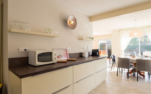 Villa de la Paix: Møbel, Indretning, Countertop, Køkken, Gulvbelægning, Cabinetry, Køkken Apparat, Træ, Loft, Etage