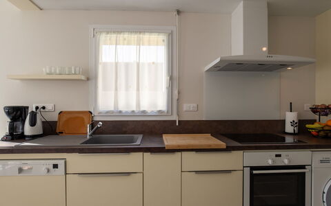 Villa de la Paix: Køkken Apparat, Køkken, Countertop, Større Bandage, Møbel, Indretning, Cabinetry, Komfur, Træ, Køkkenvask