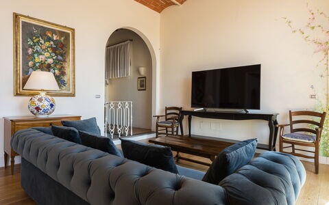 Villa Yvonne: Møbel, Indretning, Væg, Gulvbelægning, Træ, Etage, Couch, Værelse, Belysning, Stue