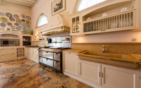 Villa Yvonne: Køkken, Countertop, Indretning, Møbel, Cabinetry, Gulvbelægning, Træ, Køkken Apparat, Komfur, Loft