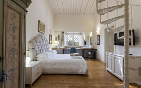 Villa Yvonne: Møbel, Indretning, Seng, Gulvbelægning, Væg, Soveværelse, Etage, Loft, Træ, Værelse