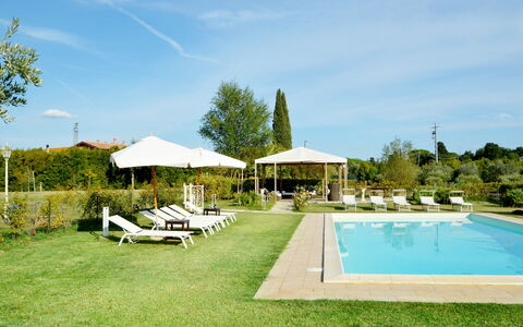 Villa Yvonne: Svømmepøl, Udvej, Udendørs Møbler, Liggestol, Have, Eco Hotel, Paraply, Landscaping, Skygge, Thermae