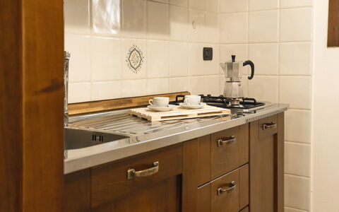 Violet Residence In Orosei: Køkken, Countertop, Køkken Apparat, Cabinetry, Træ, Gulvbelægning, Større Bandage, Indretning, Komfur, Komfur