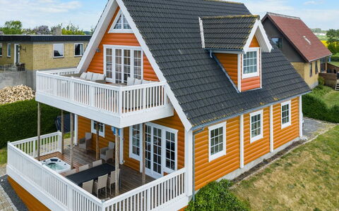Romy - 450M from the Sea: Estate, Skygge, Indkørsel, Stuehus