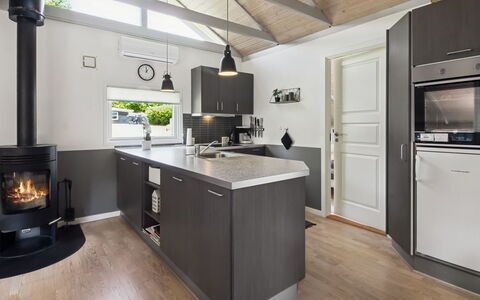 Nedelko - 30Km from the Sea: Køkken, Køkken Apparat, Indretning, Countertop, Møbel, Større Bandage, Gulvbelægning, Husholdningsapparat, Cabinetry, Loft
