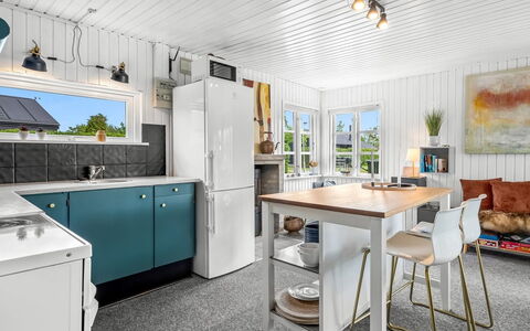 Nantje - 300M from the Sea: Køkken, Køkken Apparat, Større Bandage, Countertop, Indretning, Møbel, Træ, Gulvbelægning, Køleskab, Loft