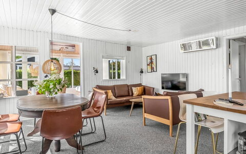 Nantje - 300M from the Sea: Indretning, Træ, Møbel, Loft, Gulvbelægning, Etage, Couch, Stue, Værelse, Stol