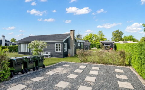 Nantje - 300M from the Sea: Bygning, Hus, Hjem, Boligområde, Tag, Sommerhus, Have, Estate, Lawn, Indkørsel