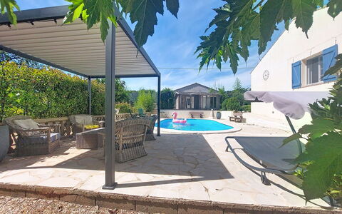 Villa Esterel: Møbel, Udendørs Møbler, Skygge, Stol, Kompositmateriale, Svømmepøl, Udendørs Struktur, Gårdhave, Flise, Pergola