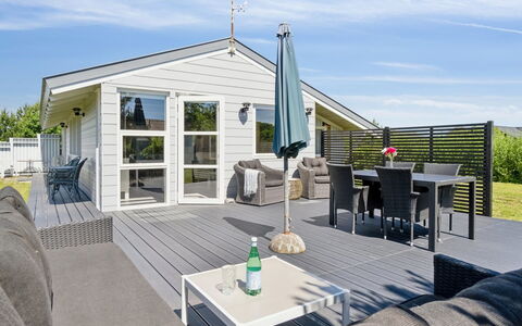 Janick - 150M from the Sea: Estate, Skygge, Indkørsel, Stuehus