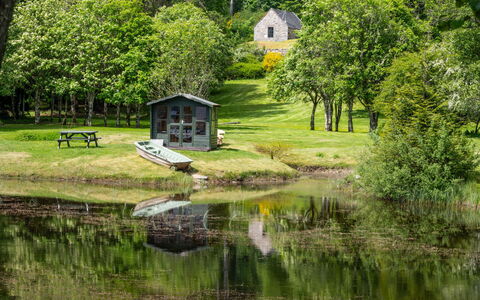 The Romantic Bothy: Vand, Træ, Græs, Krop Af Vand, Grøn, Natur, Naturligt Miljø, Naturlige Landskab, Vegetationen