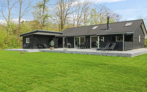 Solvejg - 30Km from the Sea: Græs, Hus, Hjem, Tag, Boligområde, Sommerhus, Lawn, Estate, Sidespor, Stuehus
