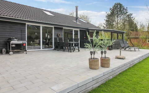 Solvejg - 30Km from the Sea: Gulvbelægning, Hjem, Etage, Boligområde, Tag, Flise, Kompositmateriale, Skygge, Indkørsel, Beton