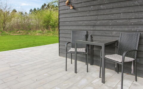 Solvejg - 30Km from the Sea: Træ, Udendørs Møbler, Møbel, Gulvbelægning, Etage, Udendørs Bord, Kompositmateriale, Planke, Hårdttræ