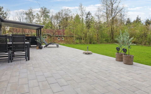 Solvejg - 30Km from the Sea: Gulvbelægning, Etage, Flise, Kompositmateriale, Flise, Beton, Have, Walkway, Landscaping, Indkørsel