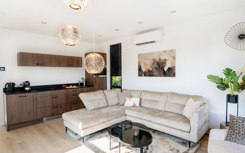 Villa Bloomingdale Luxe: Møbel, Indretning, Gulvbelægning, Couch, Etage, Træ, Stue, Loft, Hjem, Trægulve