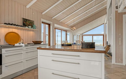 Bjerund - 300M from the Sea: Gulvbelægning, Træ, Indretning, Etage, Loft, Trægulve, Countertop, Køkken, Cabinetry, Møbel