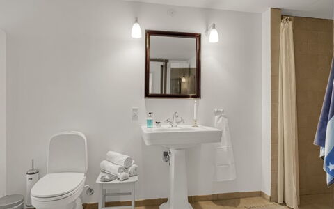 Bjerund - 300M from the Sea: Badeværelse, Badeværelsesvask, Sanitærarmatur, Håndvask, Indretning, Gulvbelægning, Toiletbræt, Toilet, Etage, Tap