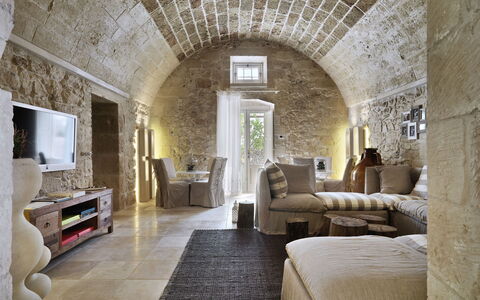 Masseria Capasa: Møbel, Væg, Indretning, Gulvbelægning, Couch, Loft, Etage, Stue, Belysning, Stol