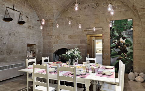 Masseria Capasa: Møbel, Indretning, Gulvbelægning, Stol, Bord, Loft, Køkken & Spisebord, Etage, Belysning, Spisestue