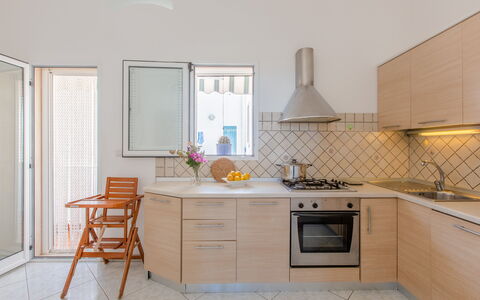 Vista Mare Da Rossella: Køkken, Countertop, Køkken Apparat, Indretning, Gulvbelægning, Møbel, Større Bandage, Træ, Etage, Cabinetry