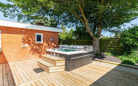 Kerttuli - 540M from the Sea: Kompositmateriale, Svømmepøl, Badekar, Dæk, Sanitærarmatur, Bejdse, Jacuzzi, Udendørs Møbler, Hårdttræ