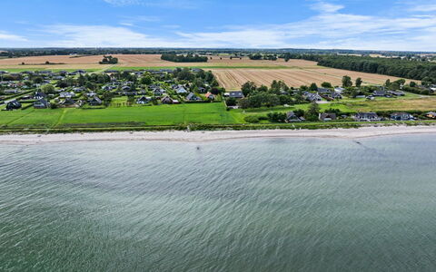 Næwe - 100M from the Sea: Møbel, Indretning, Gulvbelægning, Etage, Loft, Værelse, Stol, Bord, Lejlighed, Køkken & Spisebord