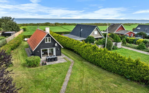 Næwe - 100M from the Sea: Møbel, Indretning, Gulvbelægning, Etage, Loft, Værelse, Stol, Bord, Lejlighed, Køkken & Spisebord