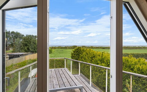 Næwe - 100M from the Sea: Møbel, Indretning, Gulvbelægning, Etage, Loft, Værelse, Stol, Bord, Lejlighed, Køkken & Spisebord