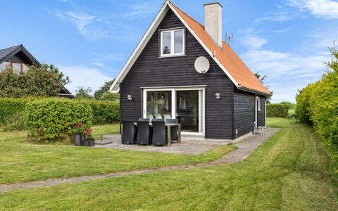 Næwe - 100M from the Sea: Møbel, Indretning, Gulvbelægning, Etage, Loft, Værelse, Stol, Bord, Lejlighed, Køkken & Spisebord