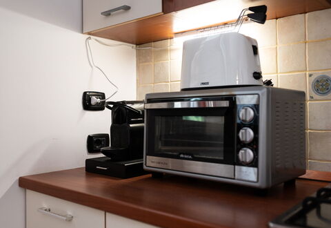 La Vista Mare Da Viola: Køkken Apparat, Husholdningsapparat, Elektronisk Apparat, Større Bandage, Lille Apparat, Countertop, Køkken, Mikrobølgeovn