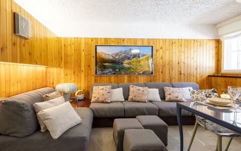 Madesimo 629: Møbel, Indretning, Loft, Couch, Værelse, Belysning, Gulvbelægning, Etage, Stue, Lejlighed