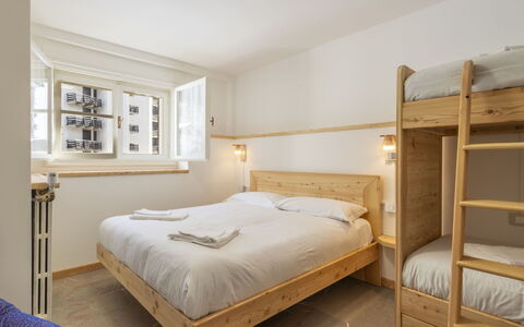 Madeski Apartment: Møbel, Indretning, Loft, Couch, Værelse, Belysning, Gulvbelægning, Etage, Stue, Lejlighed