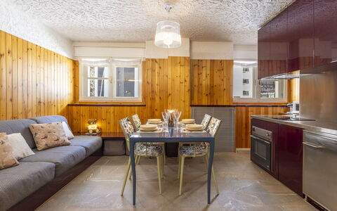 Madeski Apartment: Møbel, Indretning, Loft, Couch, Værelse, Belysning, Gulvbelægning, Etage, Stue, Lejlighed