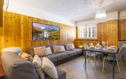 Madeski Apartment: Møbel, Indretning, Loft, Couch, Værelse, Belysning, Gulvbelægning, Etage, Stue, Lejlighed