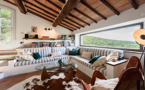 Villa Poggio La Croce: Møbel, Indretning, Couch, Væg, Træ, Gulvbelægning, Stue, Hjem, Værelse, Etage