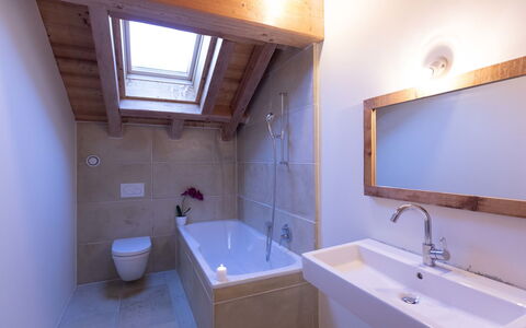 Chalet le Hameau: Badeværelse, Sanitærarmatur, Gulvbelægning, Træ, Etage, Indretning, Badekar, Tap, Håndvask, Vvs
