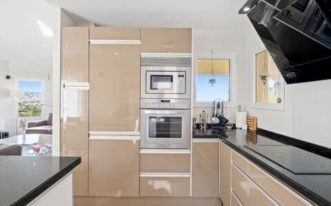 Pluma Ligera: Køkken Apparat, Køkken, Countertop, Cabinetry, Større Bandage, Indretning, Møbel, Gulvbelægning, Husholdningsapparat, Træ