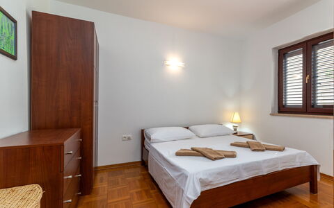 Robert: Indretning, Etage, Gulvbelægning, Loft, Soveværelse, Seng, Bed Frame, Værelse, Lejlighed, Hårdttræ