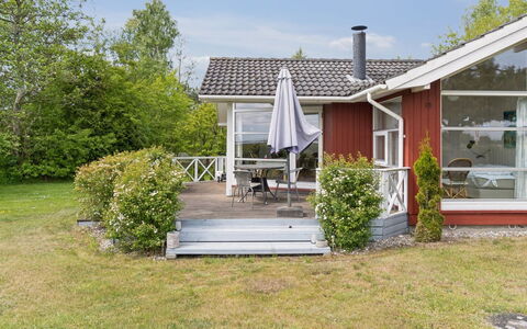Hjalmine - 225M from the Sea: Vegetationen, Busk, Forår, Sommerhus, Have, Skygge, Backyard, Gård, Stol