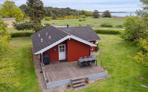 Hjalmine - 225M from the Sea: Vegetationen, Busk, Forår, Sommerhus, Have, Skygge, Backyard, Gård, Stol